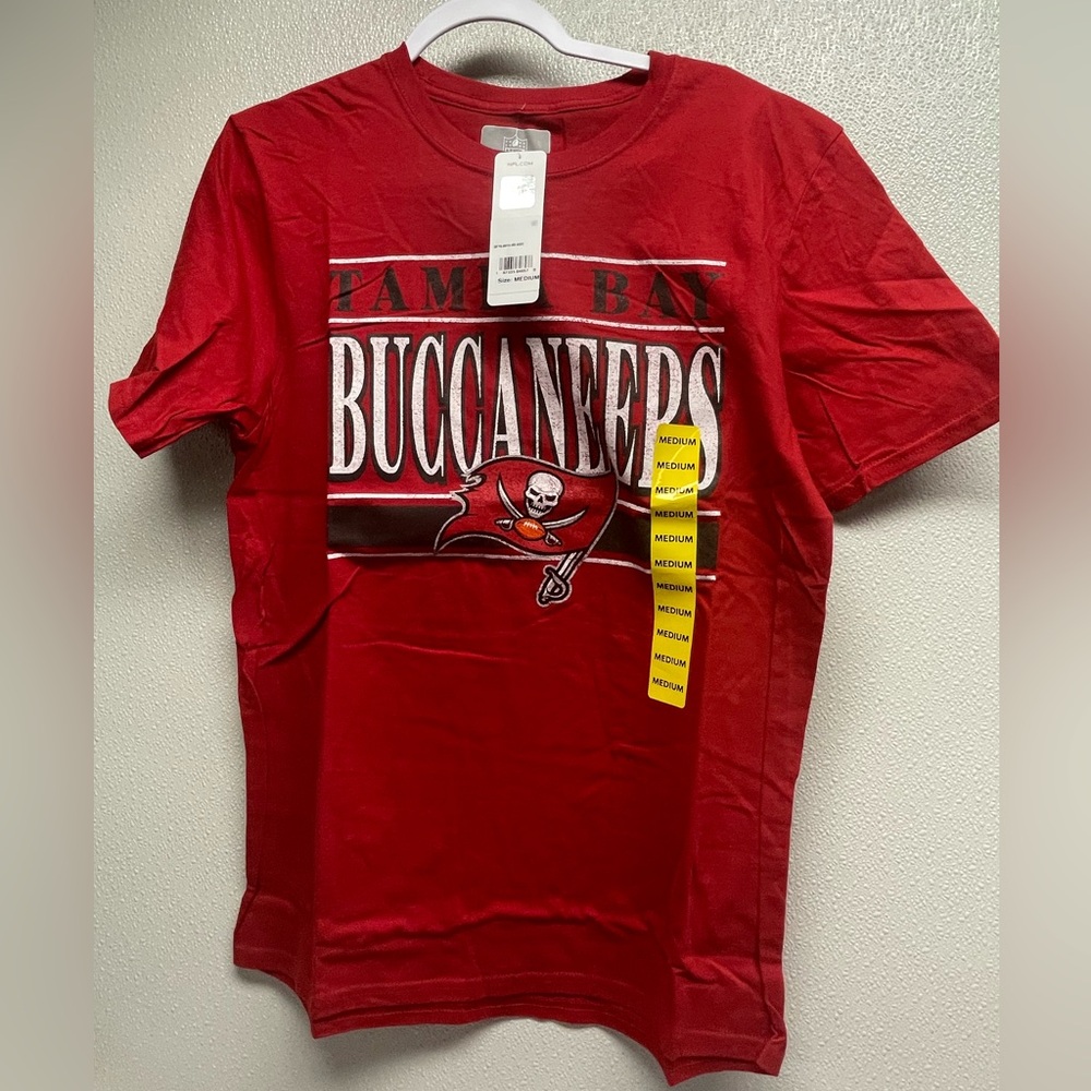 Tampa Bay Buccaneers Adult Unisex T-Shirt. Bucs New NFL Team Apparel Shirt.